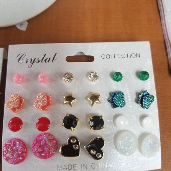 1* pair Random Stud earrings - Picture 2 of 6
